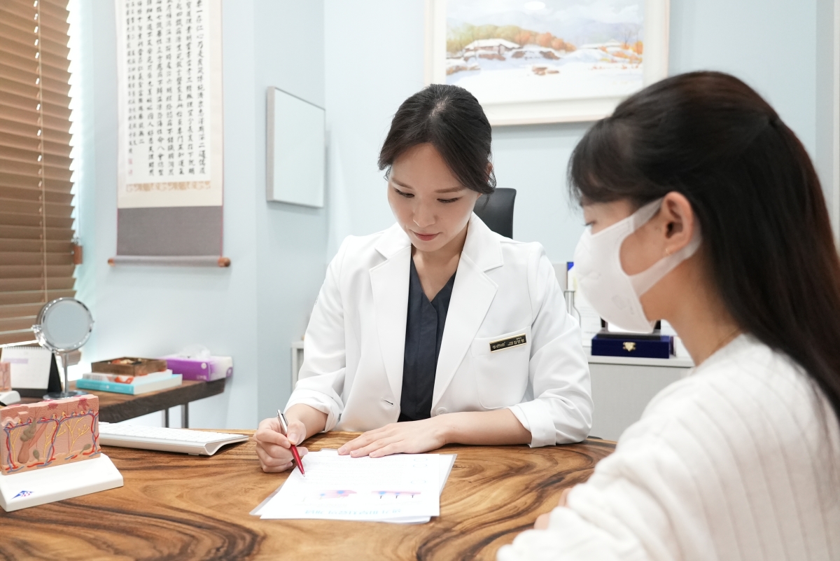 김민정 대표원장이 상담 내용을 정리하며 치료 방향을 설명합니다.
