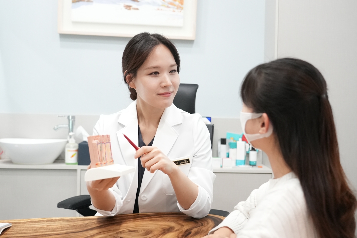 김민정 대표원장이 피부 모형으로 약해진 피부 장벽의 구조를 설명합니다.